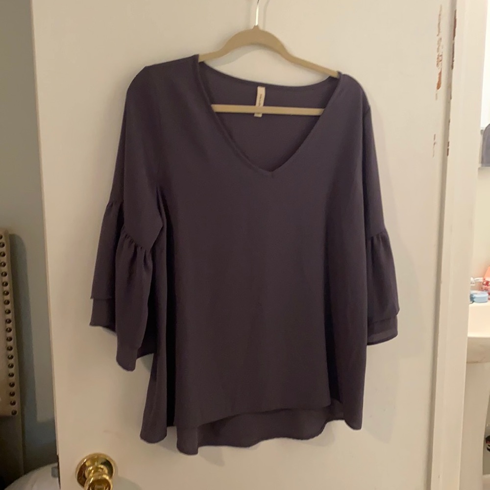 Cute sleeve slate gray top!